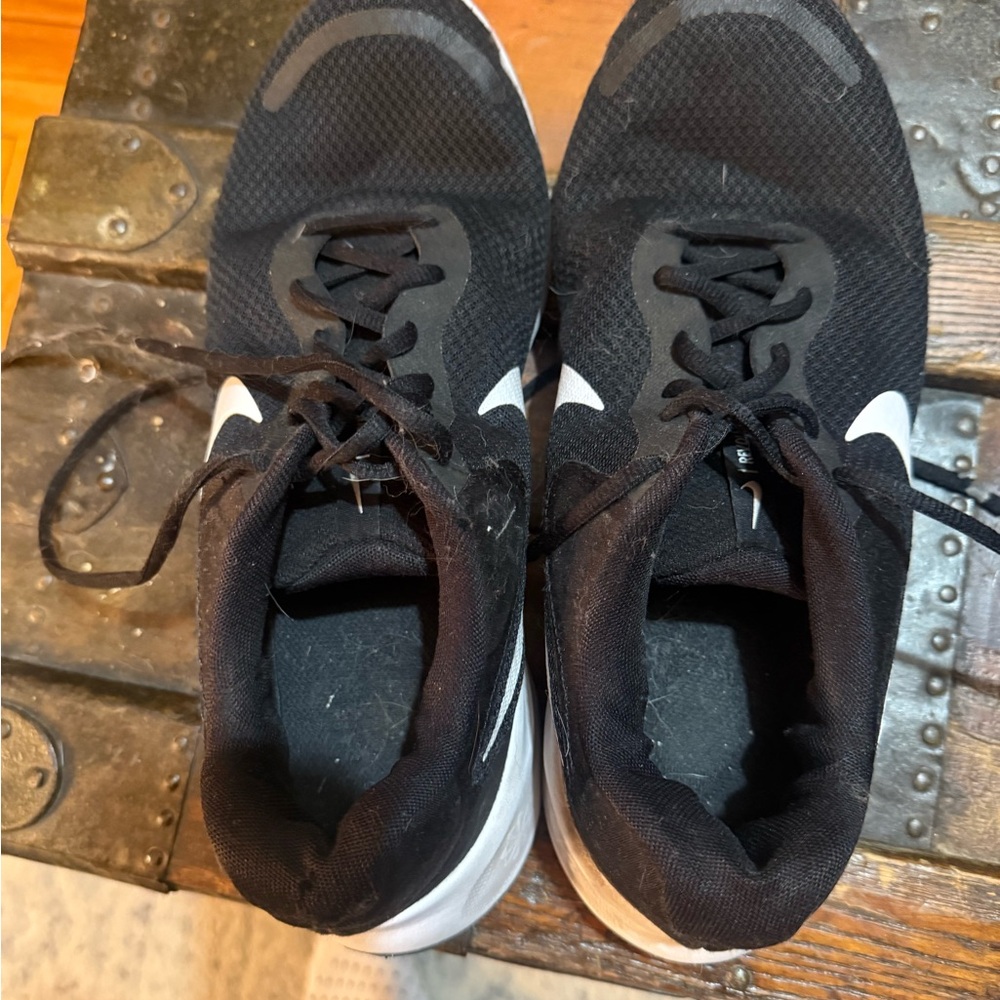 Nike Dual-Tone Black and White Running Shoes
